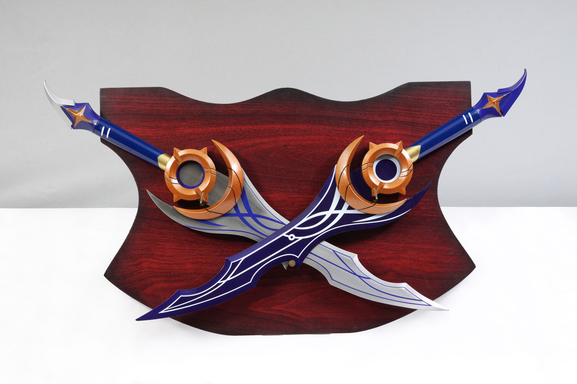 Solo Leveling: Sung Jin-Woo Zwillings-Schwerter Set (70cm) – Inkl. Wanddisplay